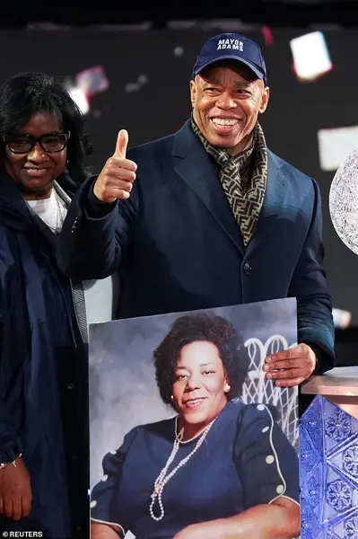 Thousands Gather in Times Square for 2026 New Year’s Eve as Social Media Frenzy Captures the Moment