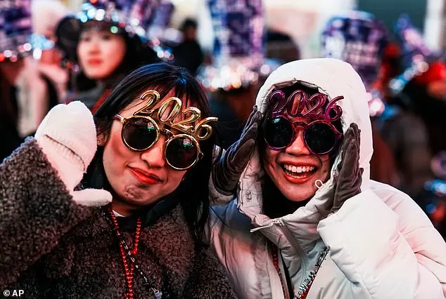 Thousands Gather in Times Square for 2026 New Year’s Eve as Social Media Frenzy Captures the Moment