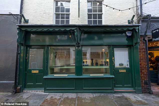 Meticulously Planned Jewelry Store Heist: Van Parked Illegally for Days in Affluent London Neighborhood