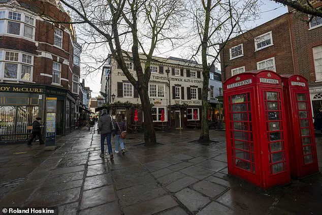 Meticulously Planned Jewelry Store Heist: Van Parked Illegally for Days in Affluent London Neighborhood