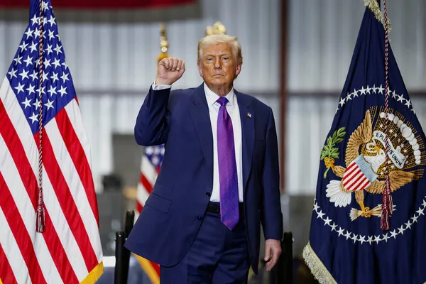 Trump Rules Out Ground Invasion of Iran, Emphasizes Air and Naval Campaign