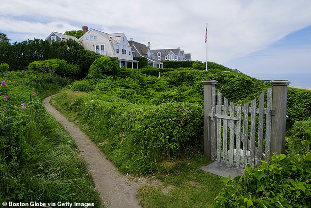 Nantucket seeks restricted hours for Sconset Bluff Walk amid complaints of public intimacy on private property