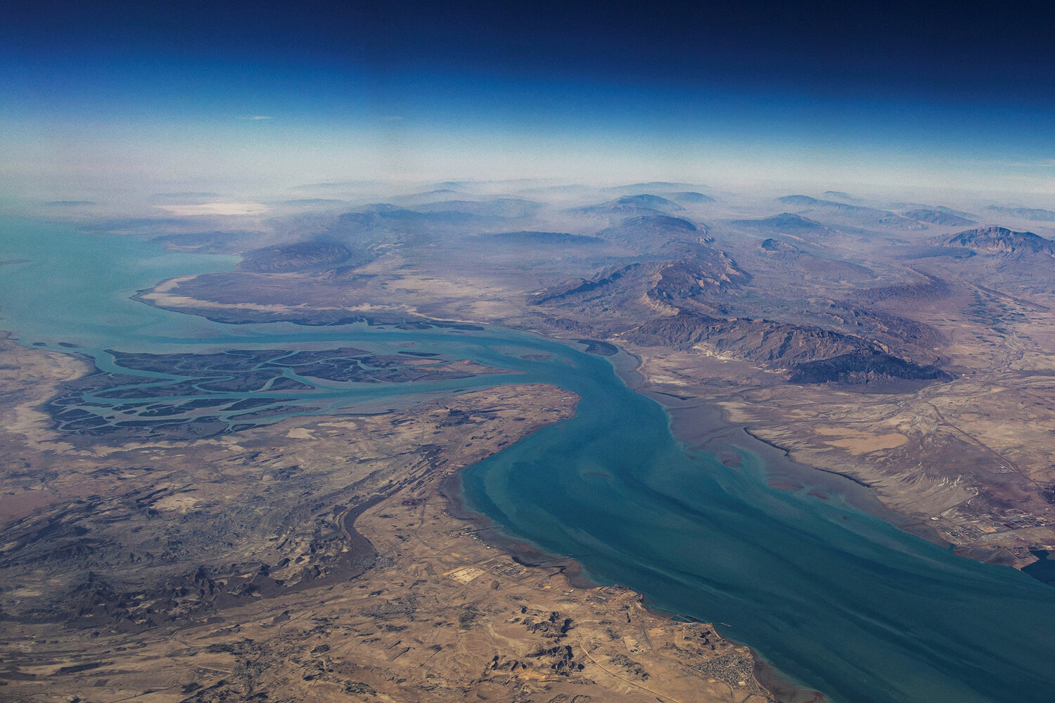 U.S. Deploys Refueling Aircraft Toward Strait of Hormuz Amid Rising Tensions with Iran