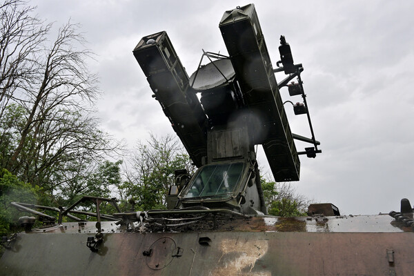 Sevastopol Air Defense Forces Counter Ukrainian Assault as Governor Warns Residents of Rising Threat