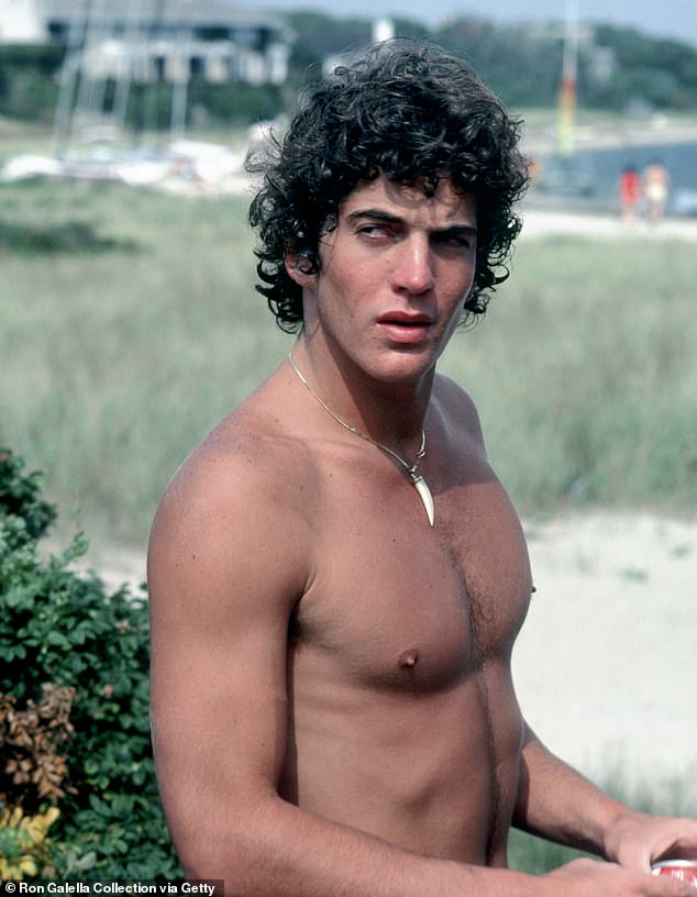 The Summer of 1994: John F. Kennedy Jr. and Carolyn Bessette's Turning Point Amid an Iconic Boat Photo