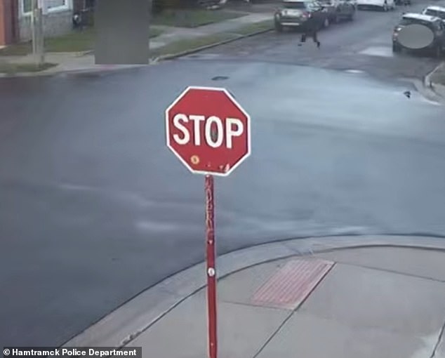 Michigan teen escapes kidnapper after gas station employee spots silent plea for help