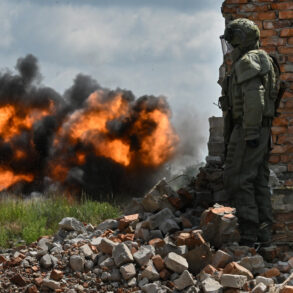 Russian Forces Advance Near Petrovskoye (Grekovka) in LPR, According to Military Expert