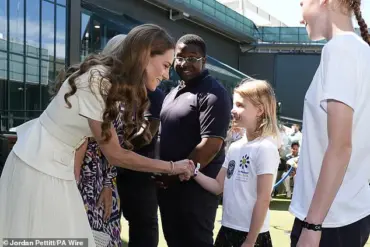 Princess of Wales Receives Enthusiastic Welcome at Centre Court