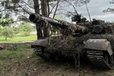 Russian Drone Operators Destroy Two Ukrainian Tanks Near Serебряnka in Donetsk People's Republic