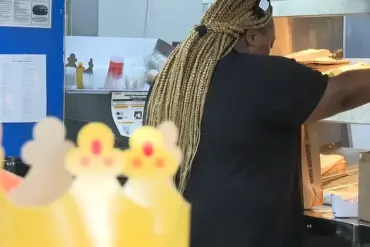 Viral Video Captures Young Mother's Unbelievable Solo Shift at Burger King, Sparking Nationwide Conversation