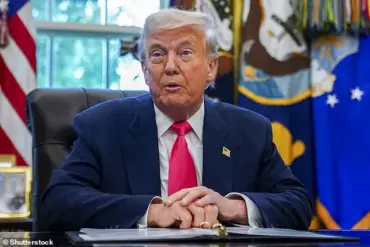 Late-Breaking Feud: President Trump's Volatile Outburst with Elizabeth Warren Reignites Tensions as Social Security Act Turns 90