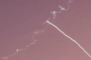Israeli Government Activates Air Defense Systems, Prompting Nationwide Sirens After Yemen Rocket Launch